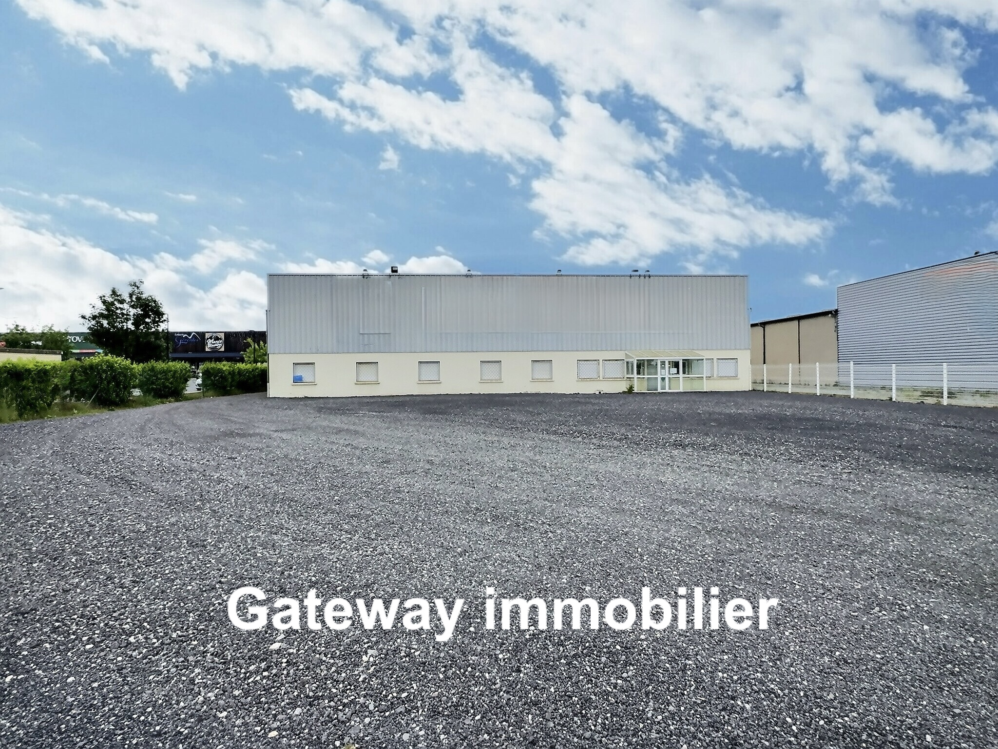 A VENDRE ENTREPÔT 850m2 AVEC PONT ROULANT ET BUREAUX 110m2 à