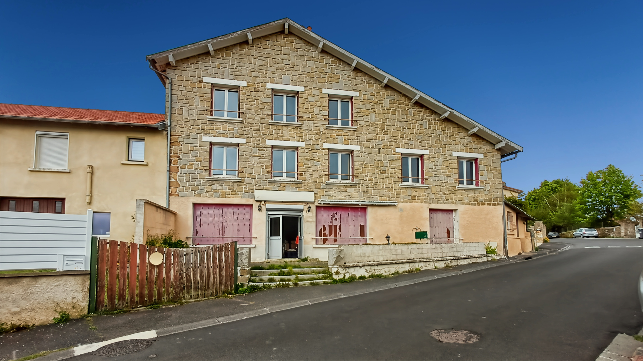 À VENDRE Immeuble ancien hôtel à rénover Saint-Genès-Cha