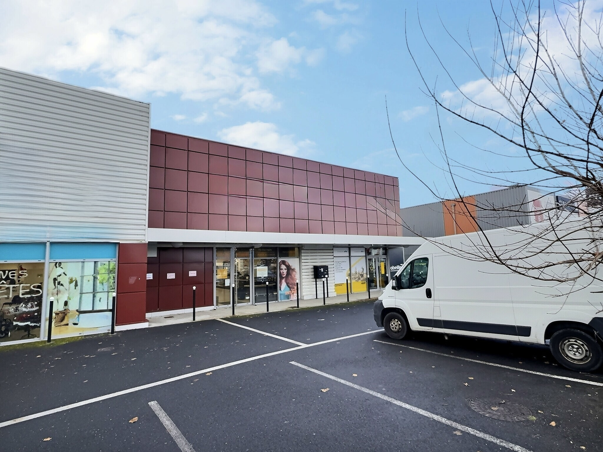 A LOUER LOCAL COMMERCIAL 353M2 ESPACE PREMIUM À AUBIÈRE
