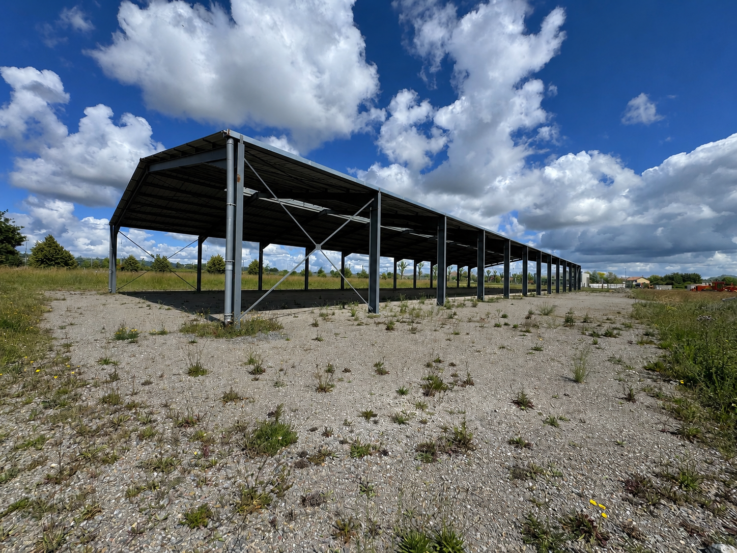 VENTE ENTREPÔT BRUT DE STRUCTURE ET DE TOITURE 1800m2 à AIGUEPERSES