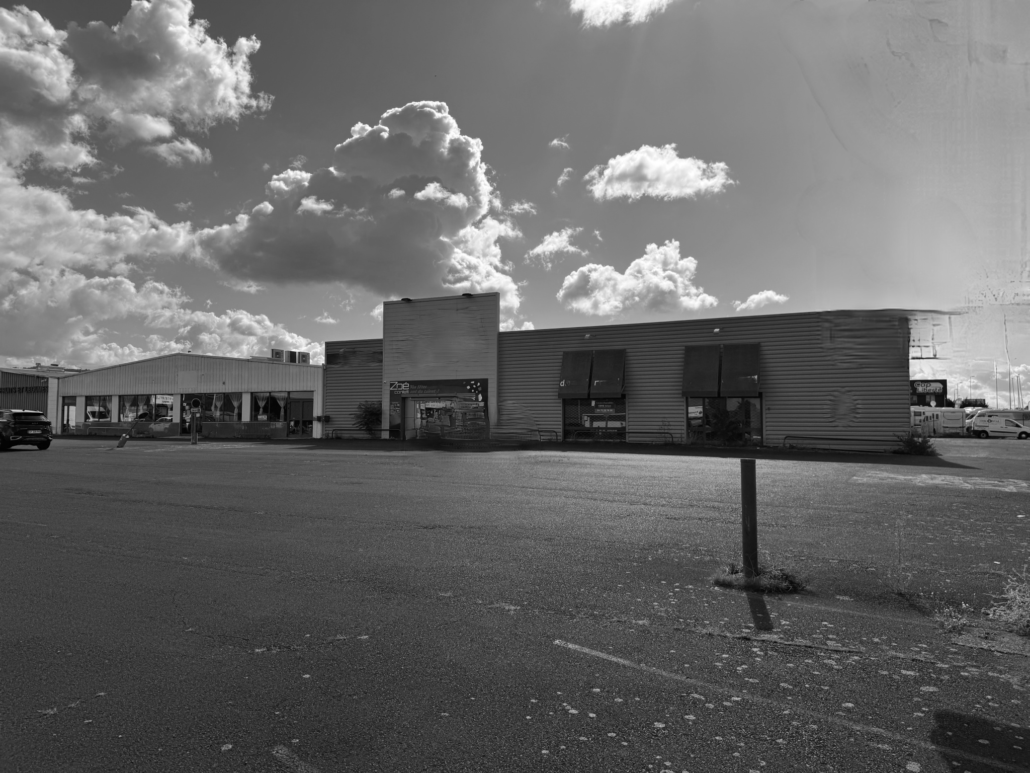 A VENDRE À COURNON-D'AUVERGNE MURS COMMERCIAUX DIVISIBLES 1100m2