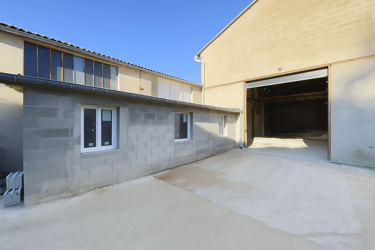 ENTREPÔT ET BUREAUX DE 235m2 AGGLOMÉRATION DE VICHY ( ABREST 03200