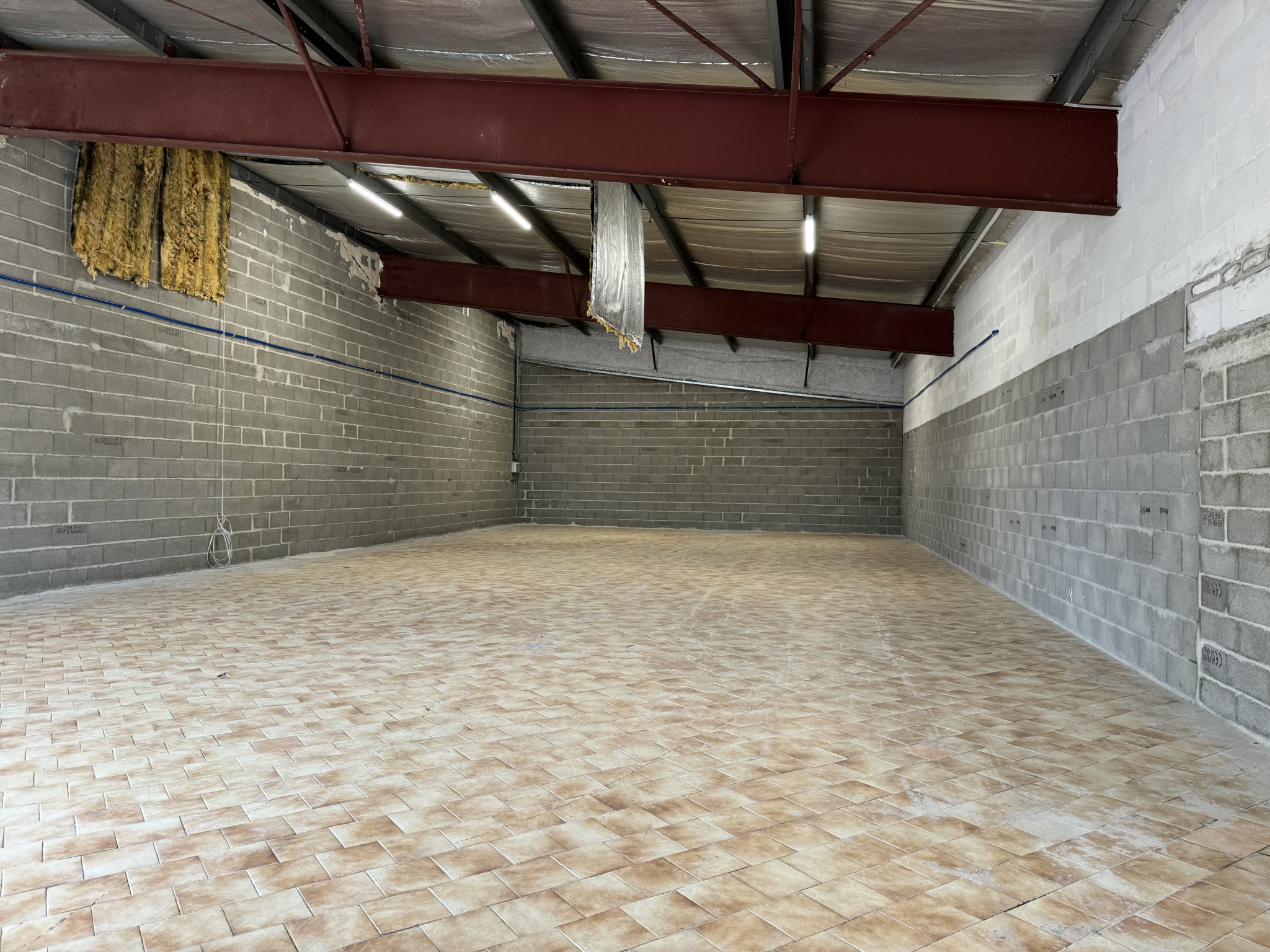 A LOUER ENTREPÔT 250m2 À AVERMES 03 000