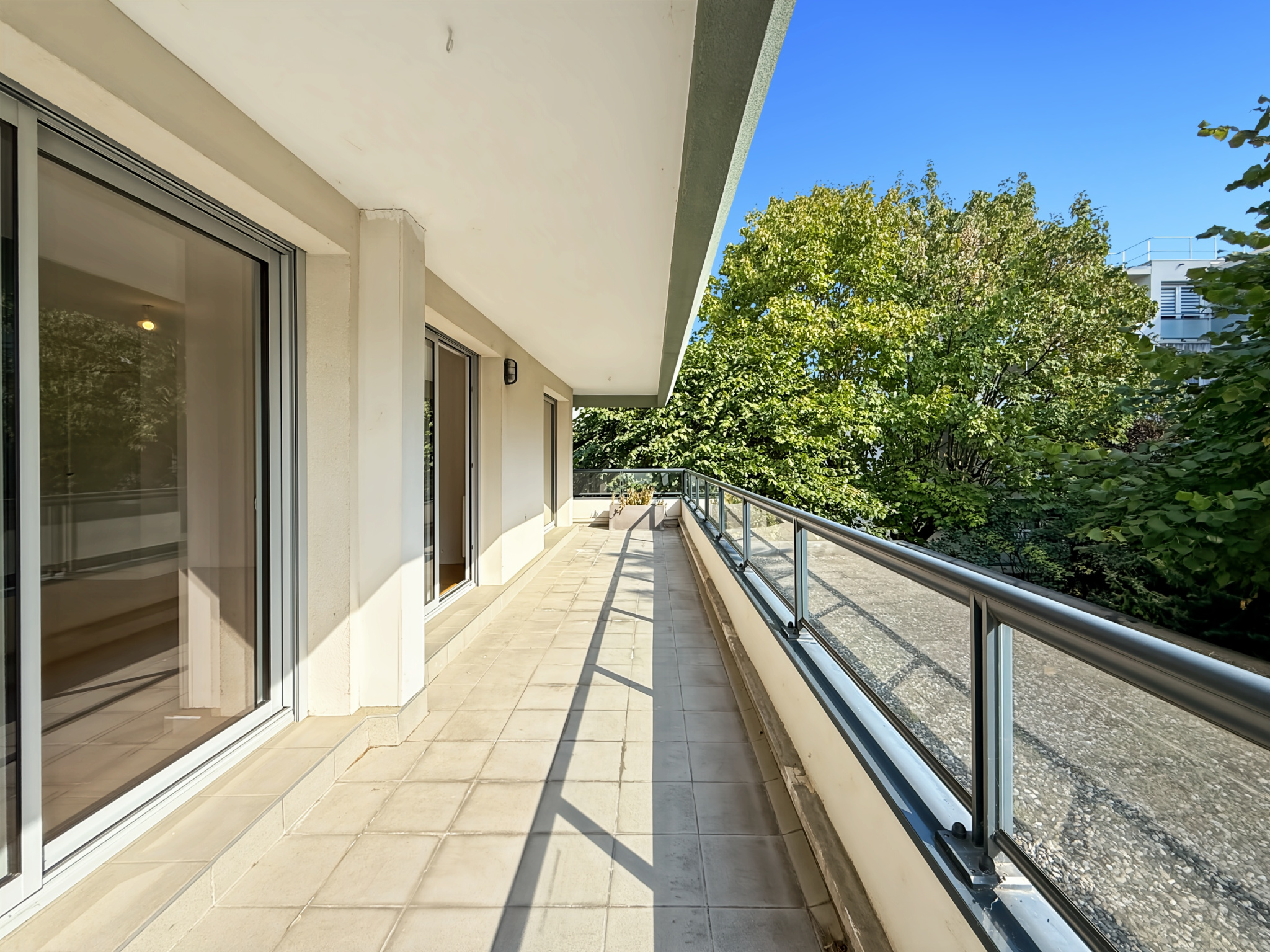 Appartement T3 de 84 m2 avec terrasse plein sud, cave et 2 places de parkings   Clermont-Ferrand