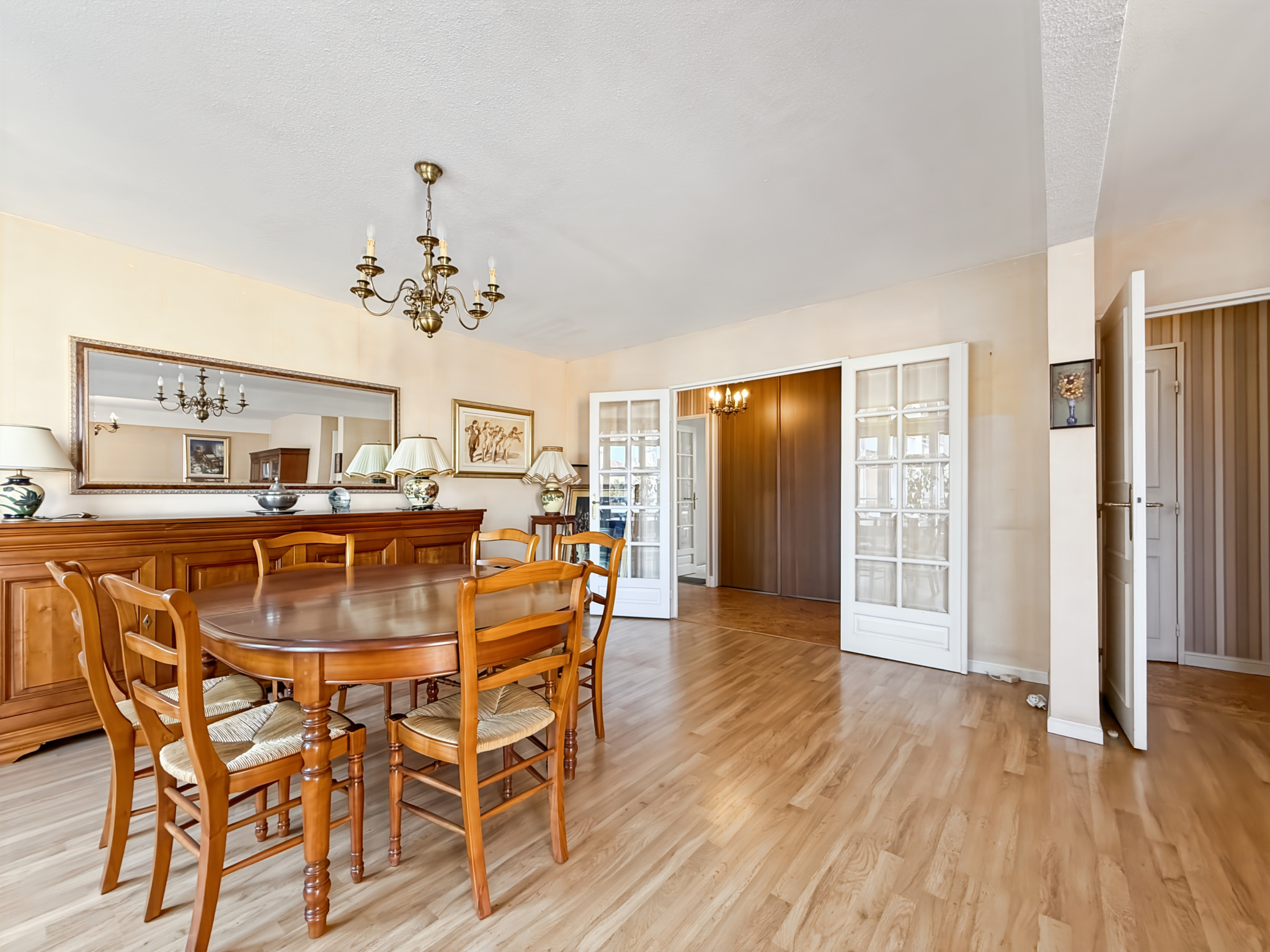 Grand appartement traversant de 105 m2  Garage + Parking   Idéal famille   Quartier recherché de Clermont-Ferr