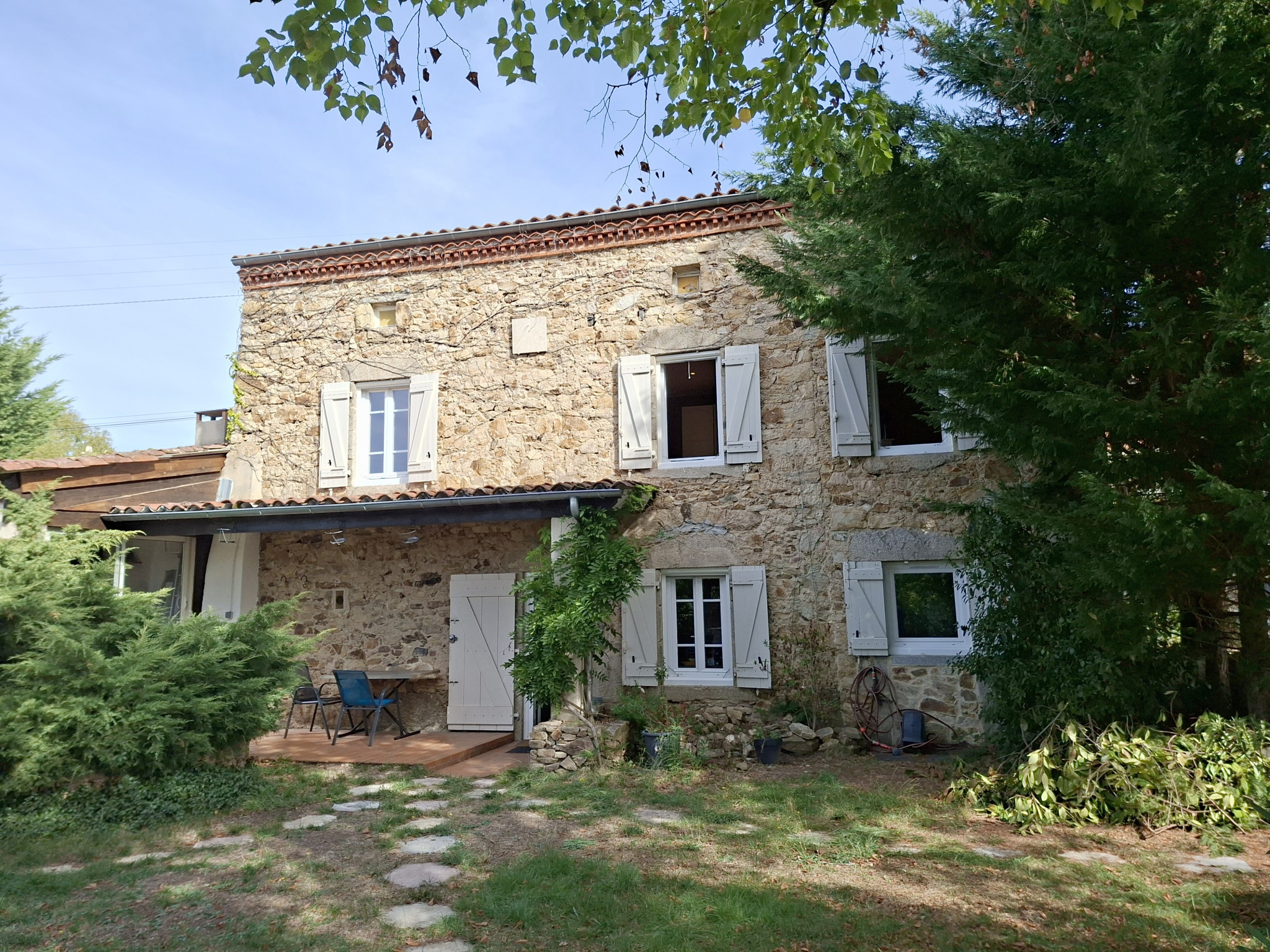 Maison indépendante avec jardin   2 chambres   Sans travaux   Proche Issoire